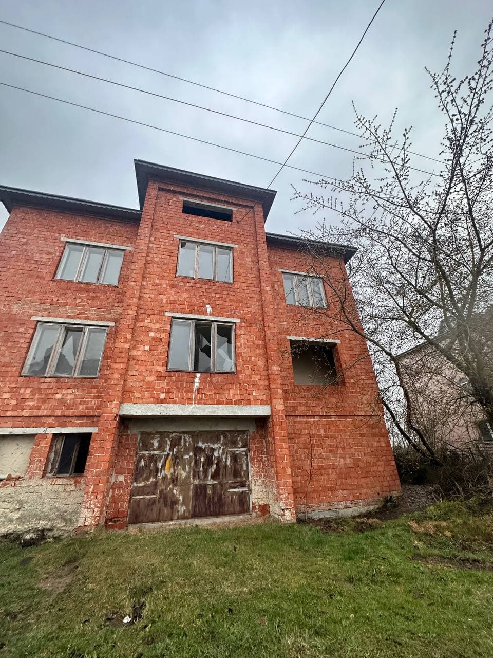 Продається просторий будинок у с. Черніїв, розташований на другій лінії від дороги.
