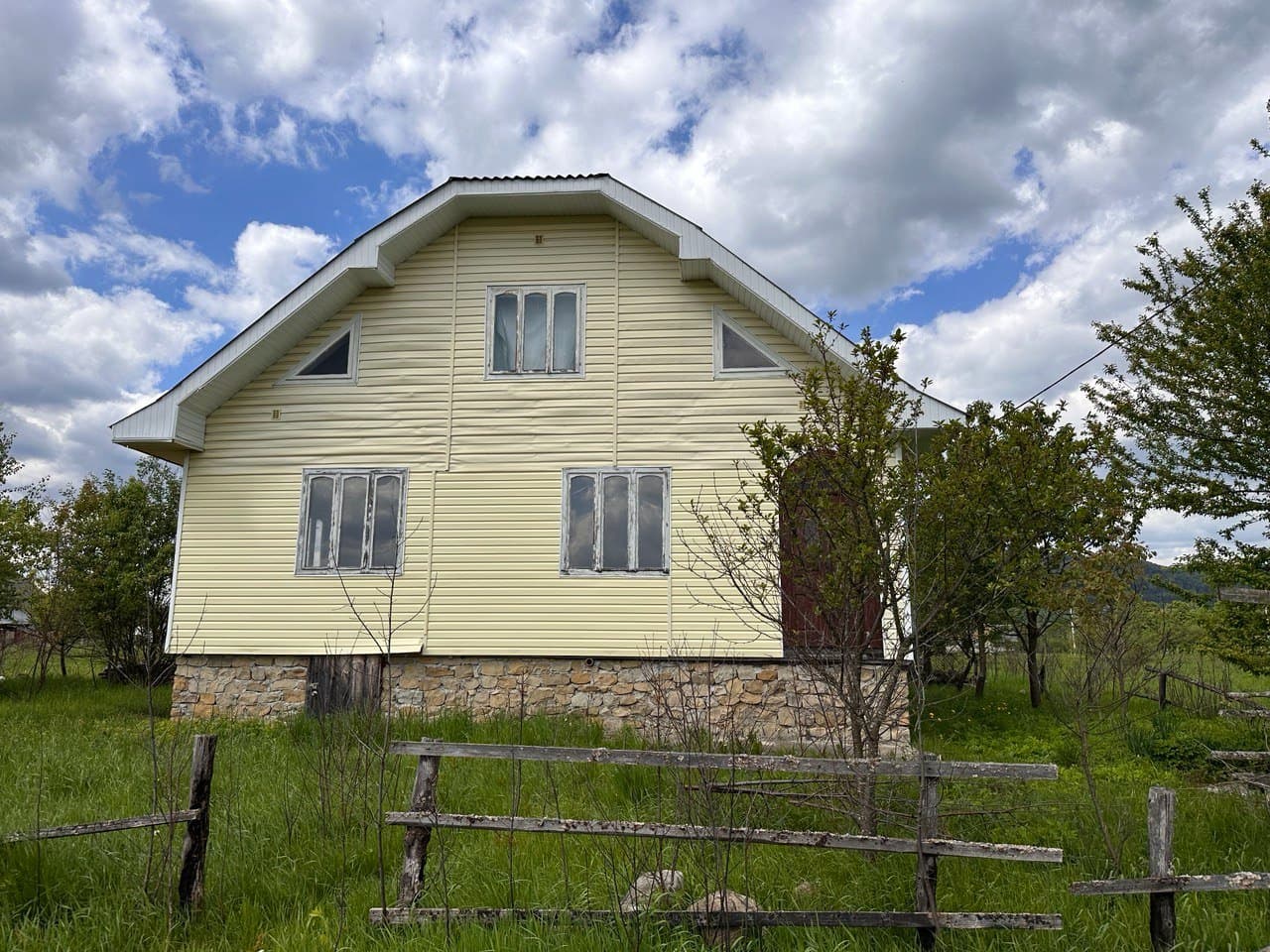 Продається індивідуальний житловий будинок в с. Космач